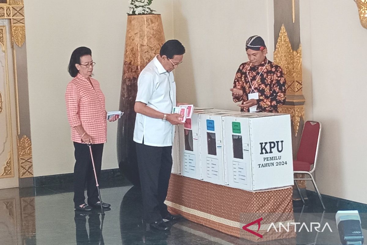 Sultan HB X mencoblos di TPS 12 Penambahan Yogyakarta