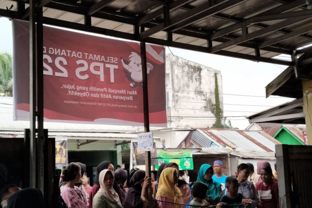 Antusiasme warga Keramasan antri mencoblos di bawah langit gerimis