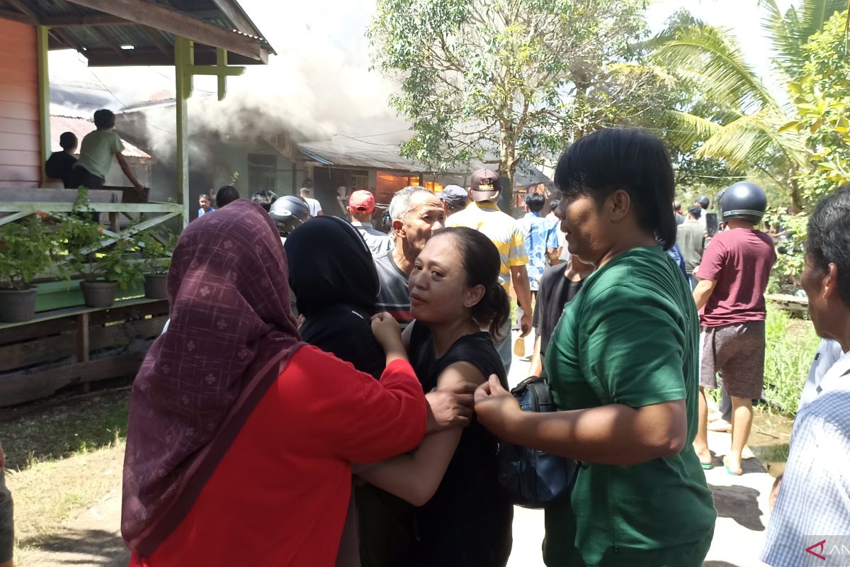 Rumah kontrakan di Kedamin Kapuas Hulu Kalbar terbakar saat warga ke TPS
