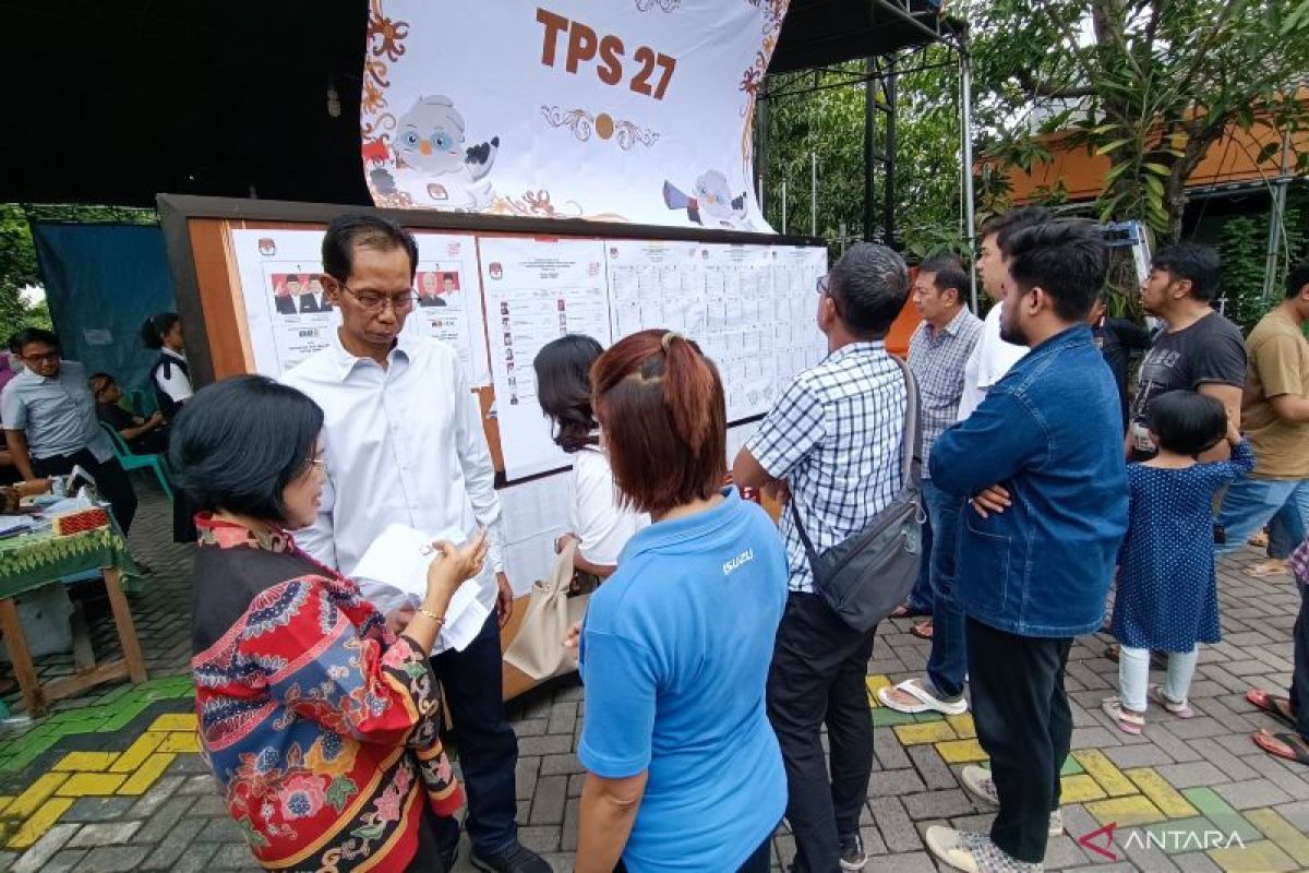 Cak Awi gunakan hak suaranya di TPS 27 Penjaringansari Surabaya
