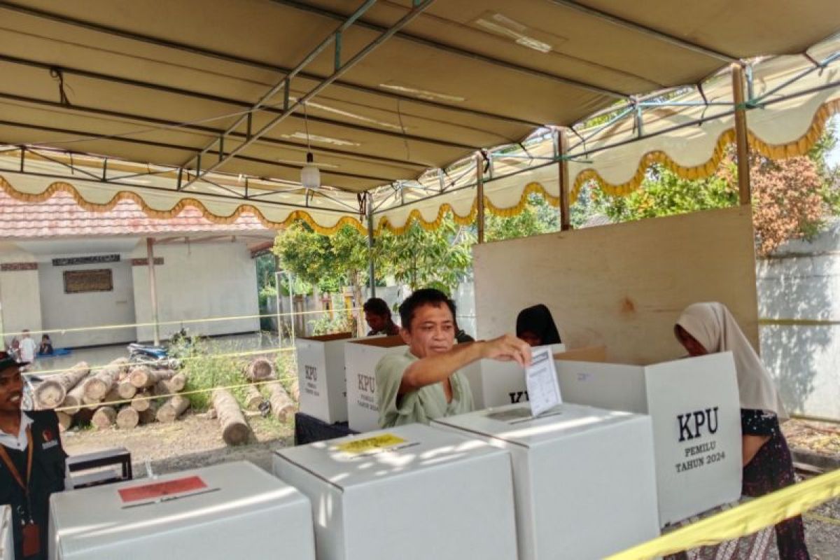 Bupati Lombok Tengah cek pemungutan suara Pemilu 2024 di sejumlah TPS