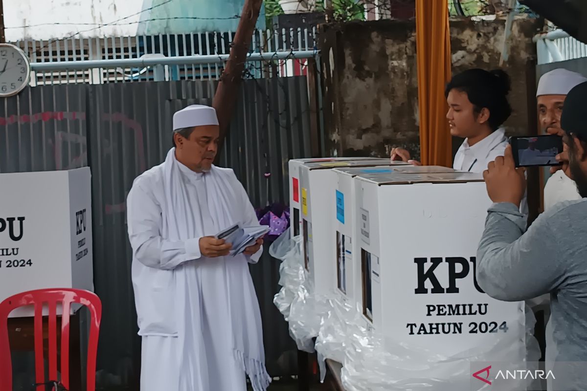 Rizieq Shihab gunakan hak suara pada Pemilu 2024 jelang penutupan di TPS 47 Petamburan