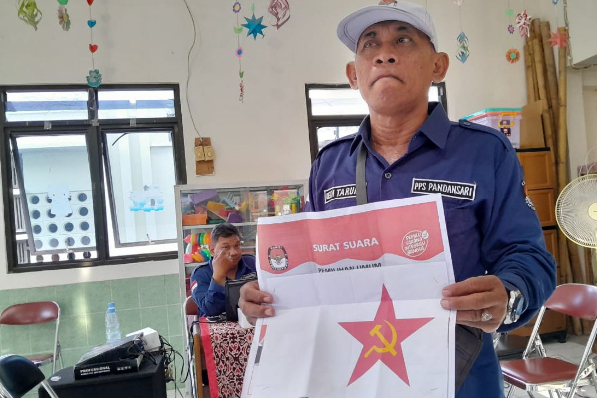 Petugas dapati surat suara ditempel simbol palu arit di TPS Semarang