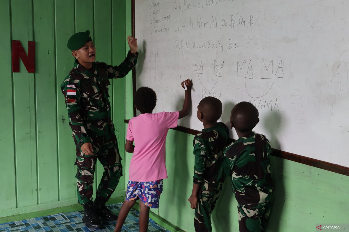 Ikhtiar TNI cerdaskan anak-anak di 'Kota Seribu Papan', Asmat