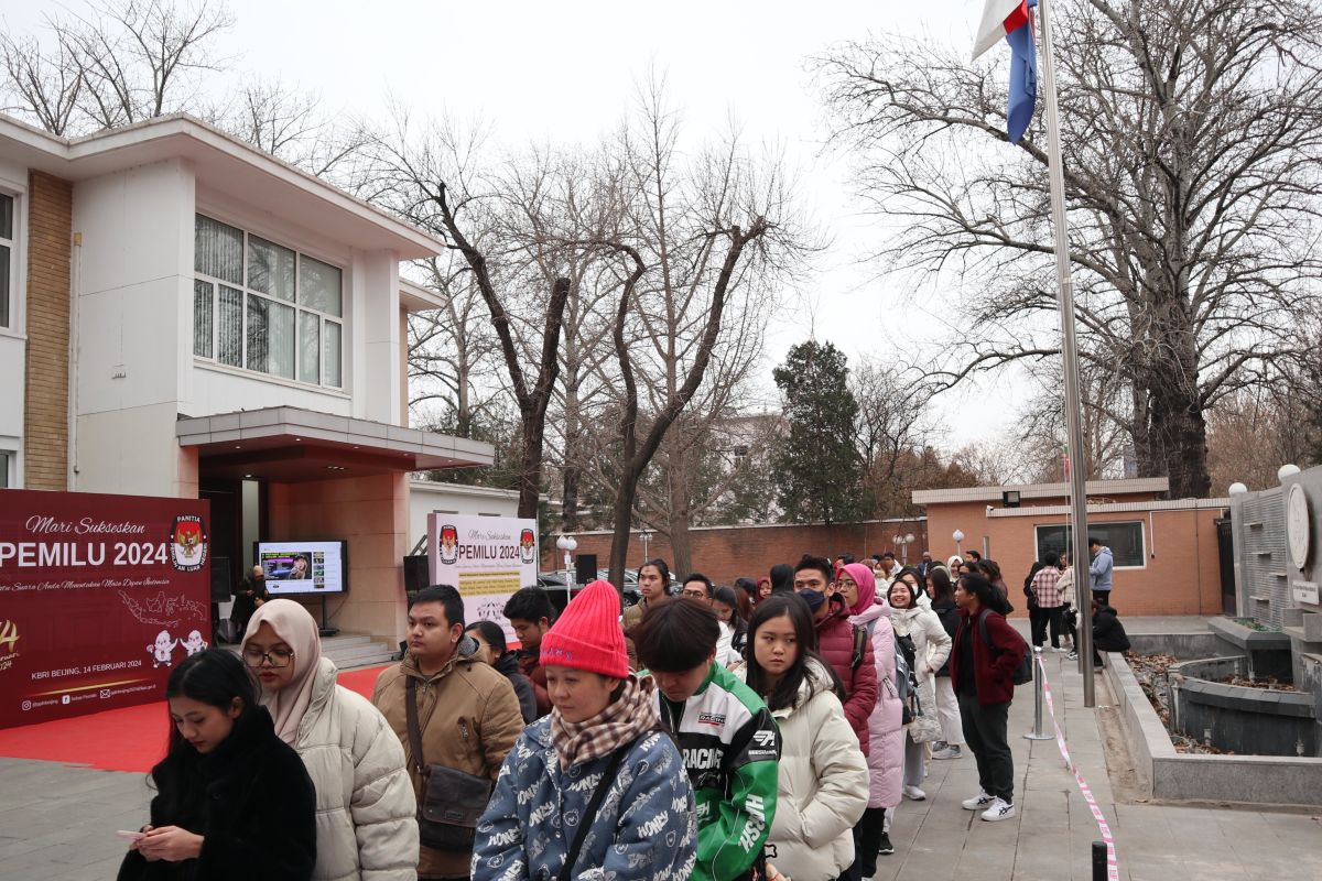 Para pemilih lainnya memenuhi tempat pemungutan suara di Beijing dua jam sebelum tempat pemungutan suara tersebut tutup