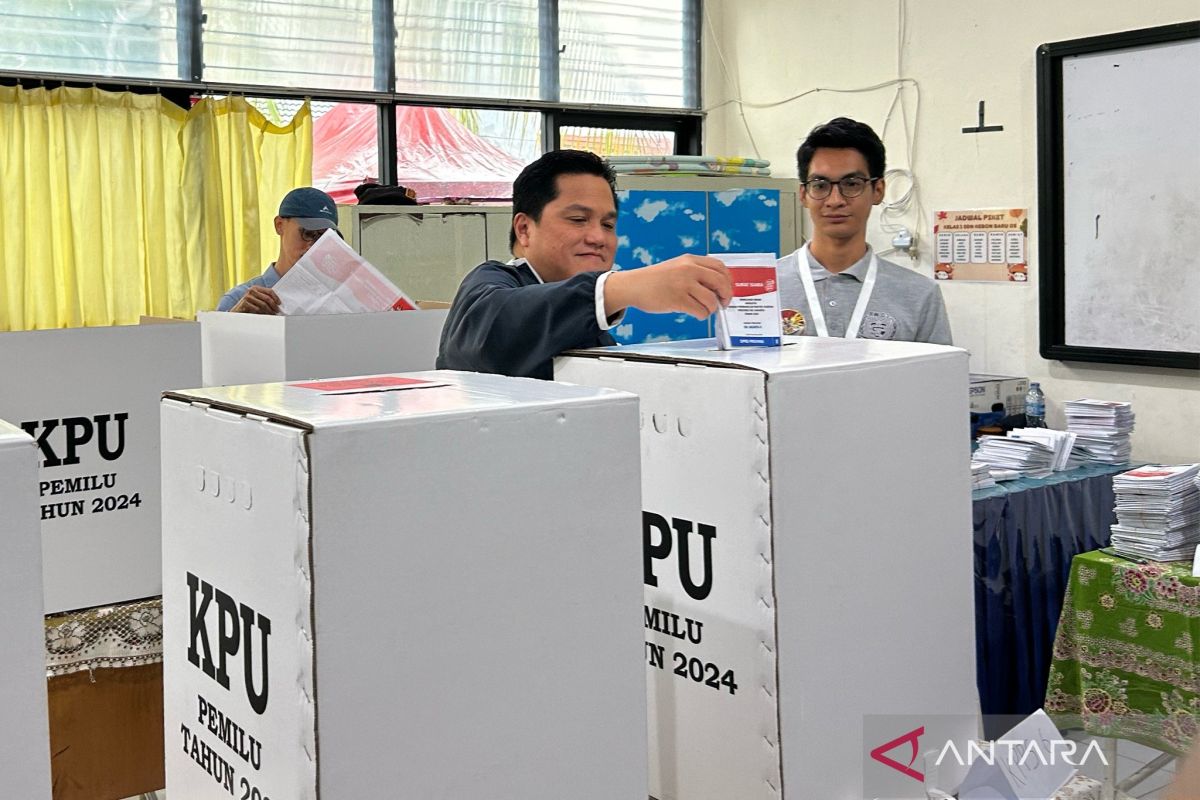 Erick Thohir bersama keluarga gunakan hak pilih di TPS Tebet Jakarta