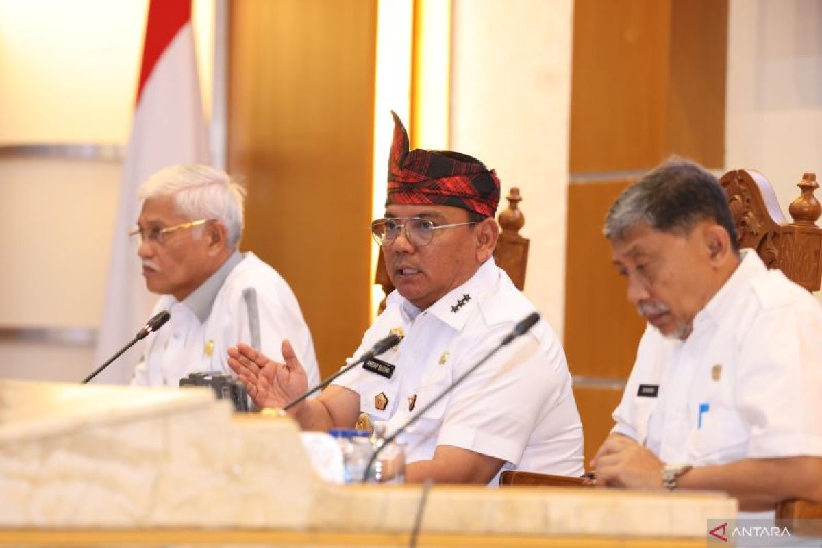 Pj Gubernur Sultra Gunakan Hak Pilih di TPS 16 Mandonga Kota Kendari.