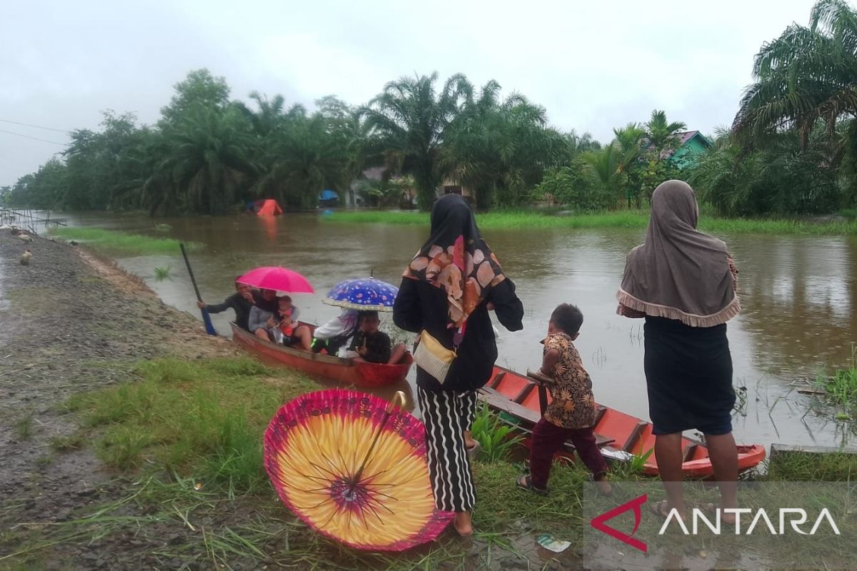 Warga Berbak Tanjabtim gunakan perahu datangi TPS