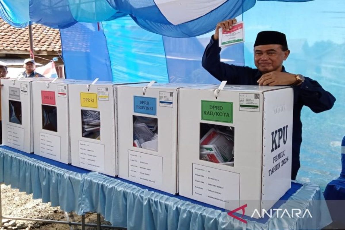 Bupati Zairullah gunakan hak pilih di TPS 16 Simpang Empat