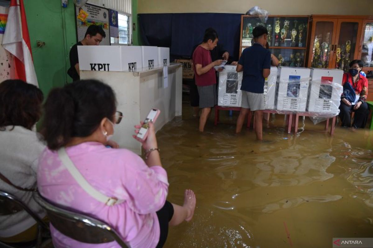 Bawaslu recommends re-voting at flooded polling stations