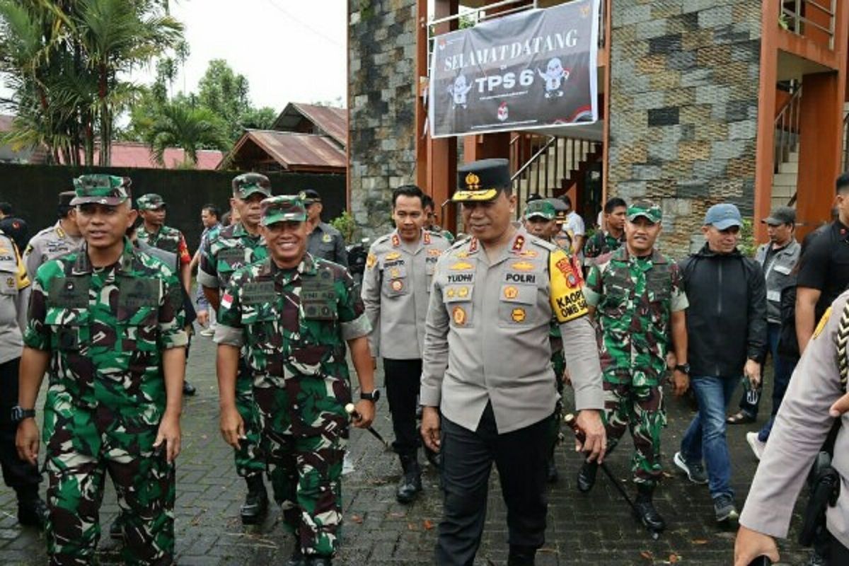 Kapolda Sulut kunjungi sejumlah TPS pastikan Pemilu berjalan aman