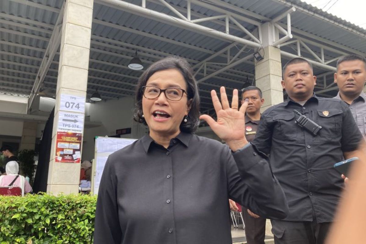 Benarkah Sri Mulyani berpose dukung salah satu paslon usai mencoblos di Pemilu 2024?