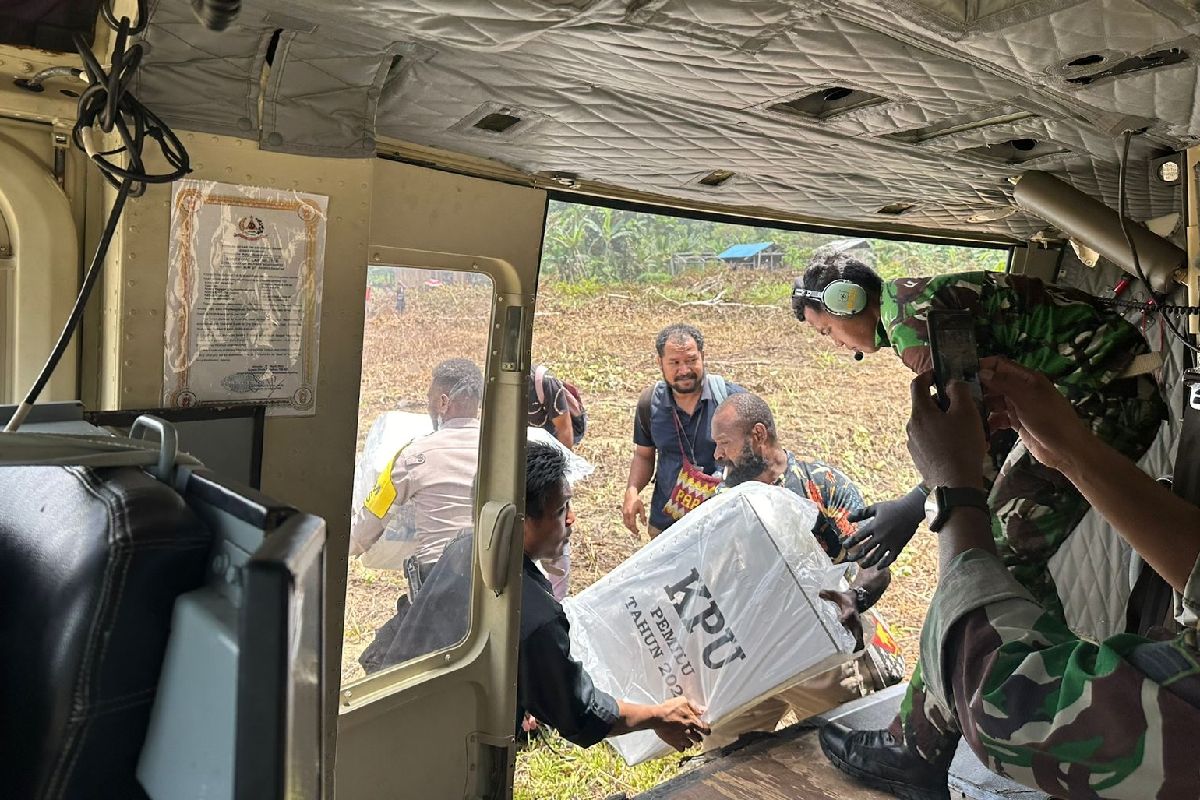 Military chopper carries election logistics to Mamberamo Raya