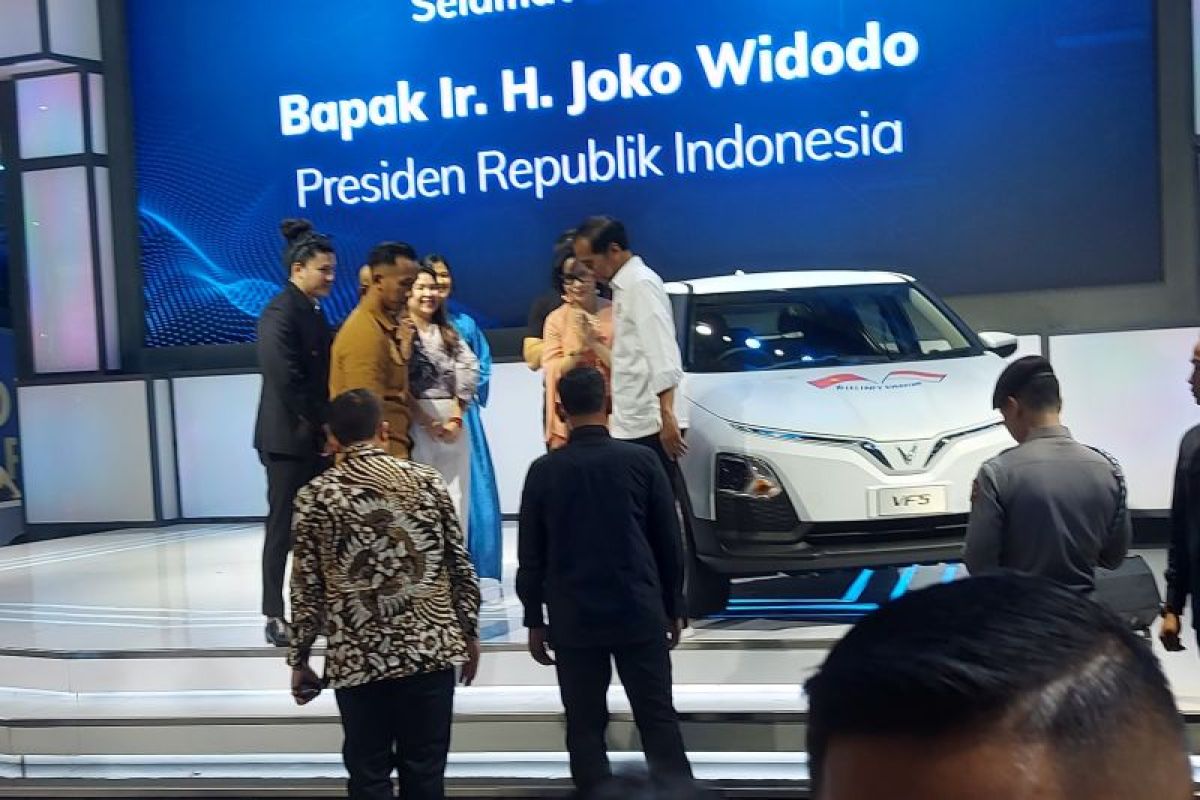 Buka IIMS 2024, Presiden sebut mobil listrik masa depan otomotif Indonesia