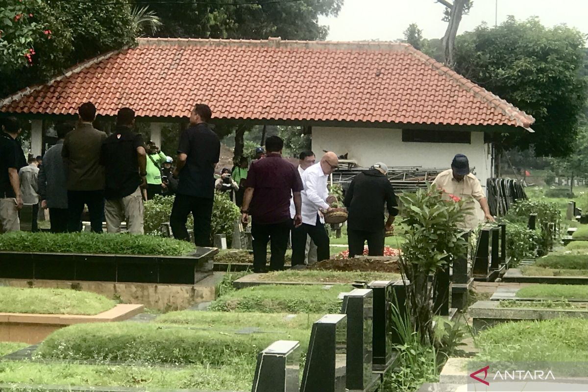Sehari usai coblosan, Prabowo ziarah ke makam orang tua