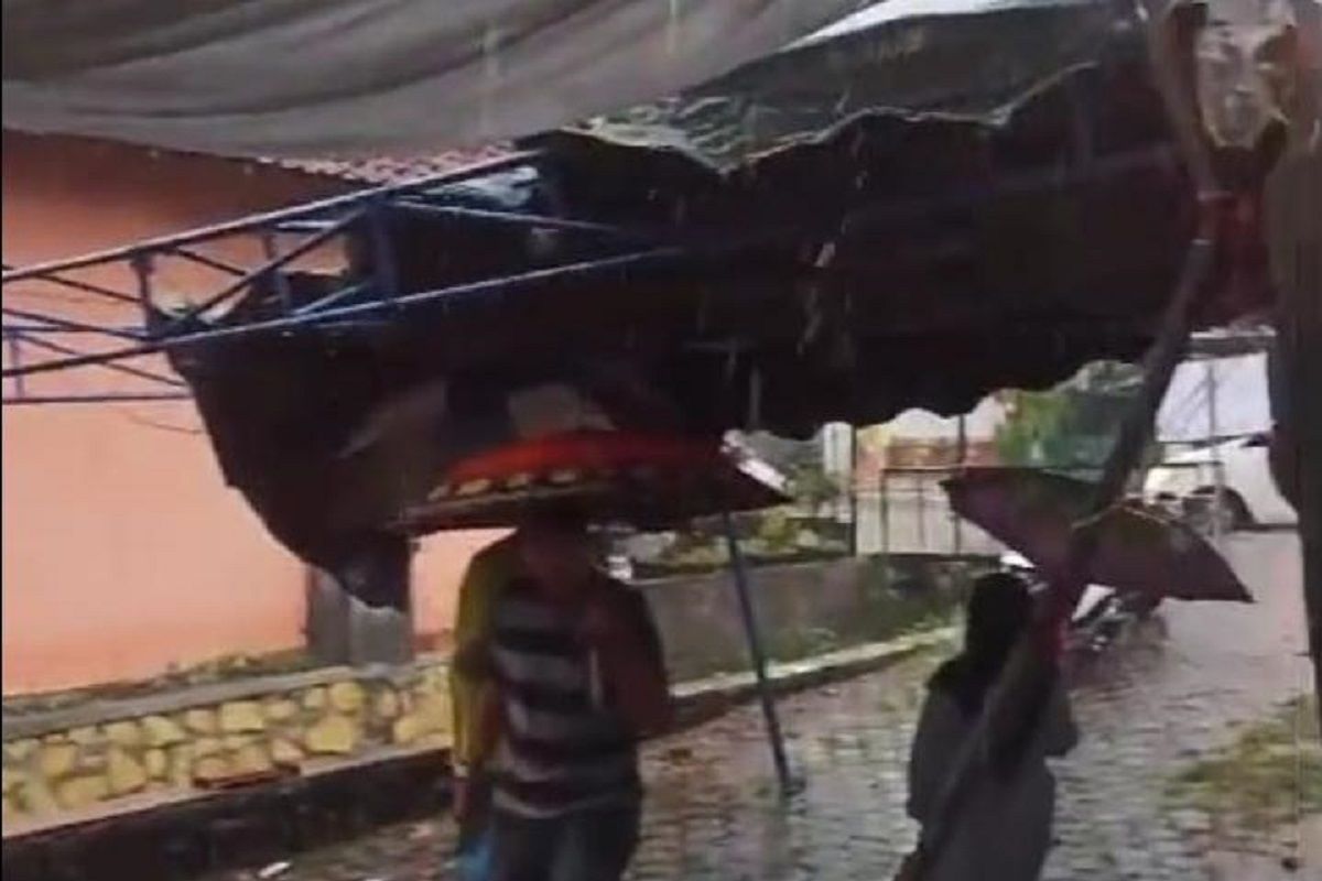 Hujan disertai angin akibatkan tiga TPS di Kediri ambruk