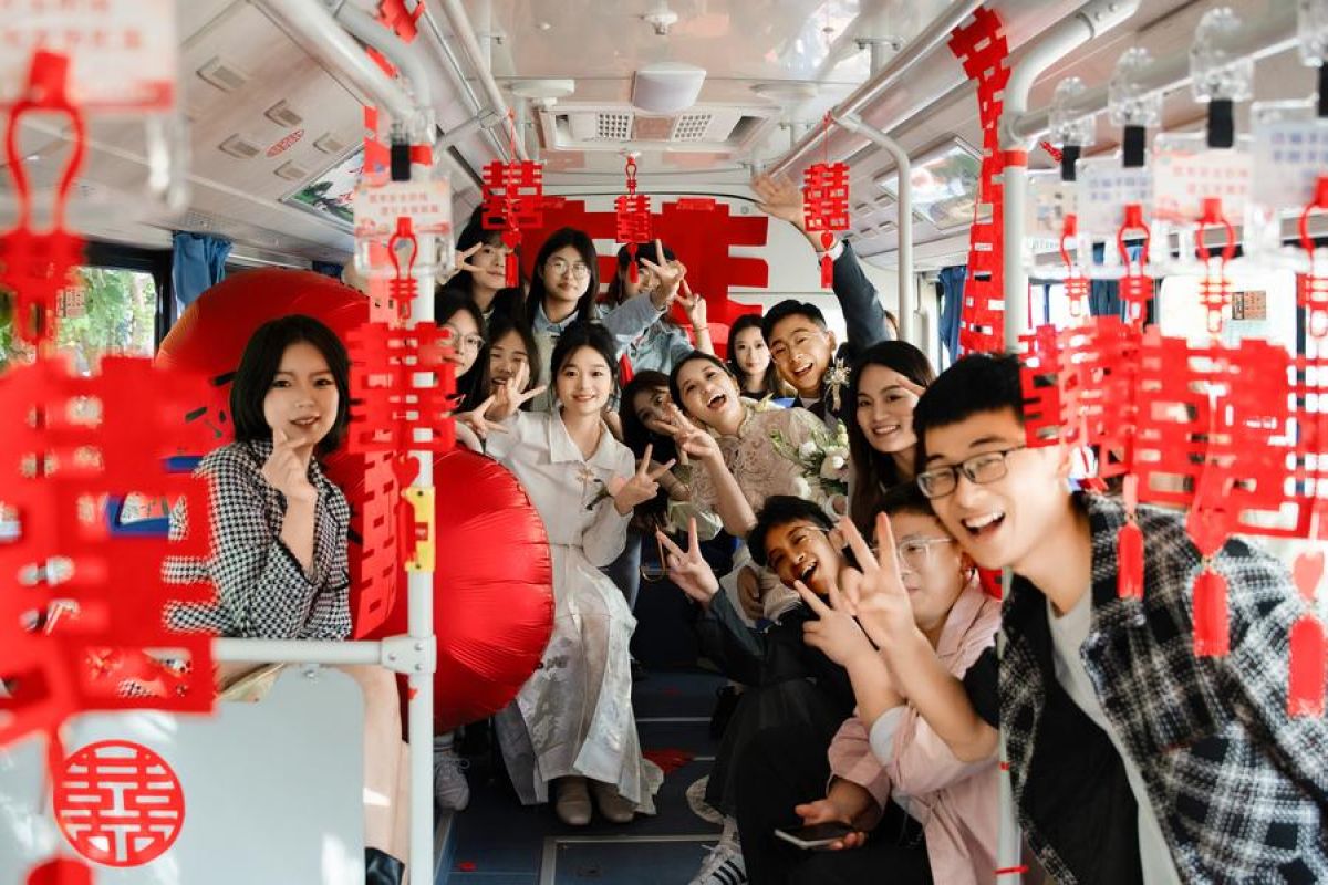 Bus pernikahan jadi tren baru di kalangan pengantin baru China