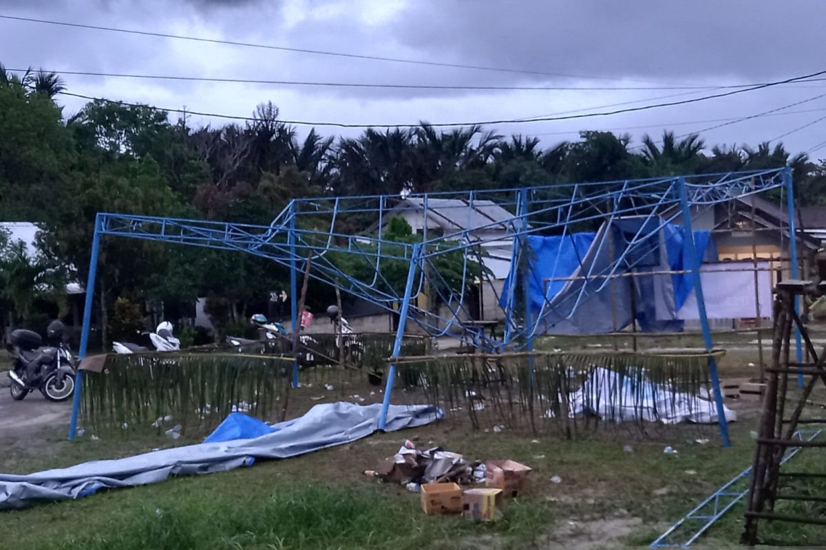 Satu TPS Pemilu 2024 di Belitung roboh diterjang angin kencang