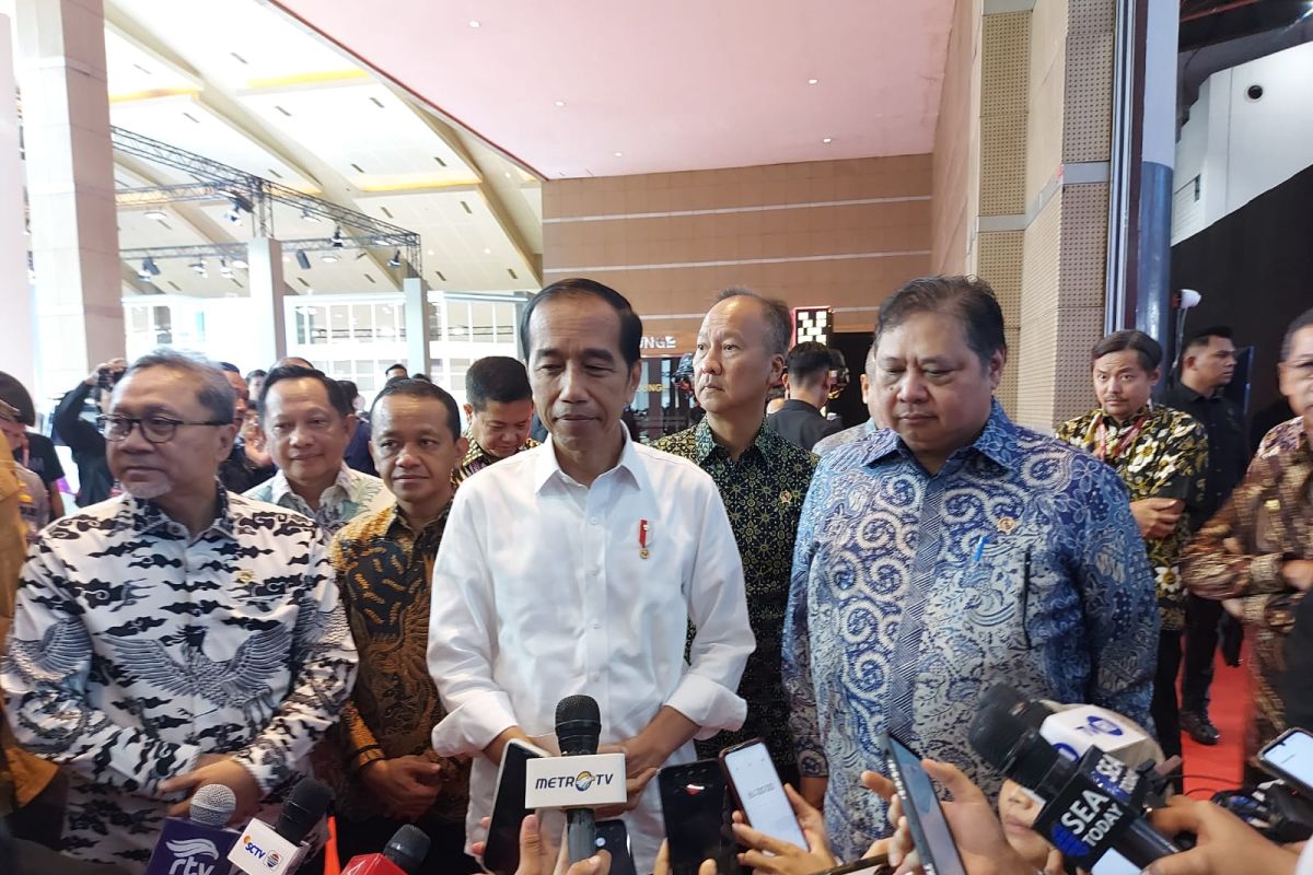 Presiden Jokowi bertemu Prabowo-Gibran pada malam hari usai pencoblosan