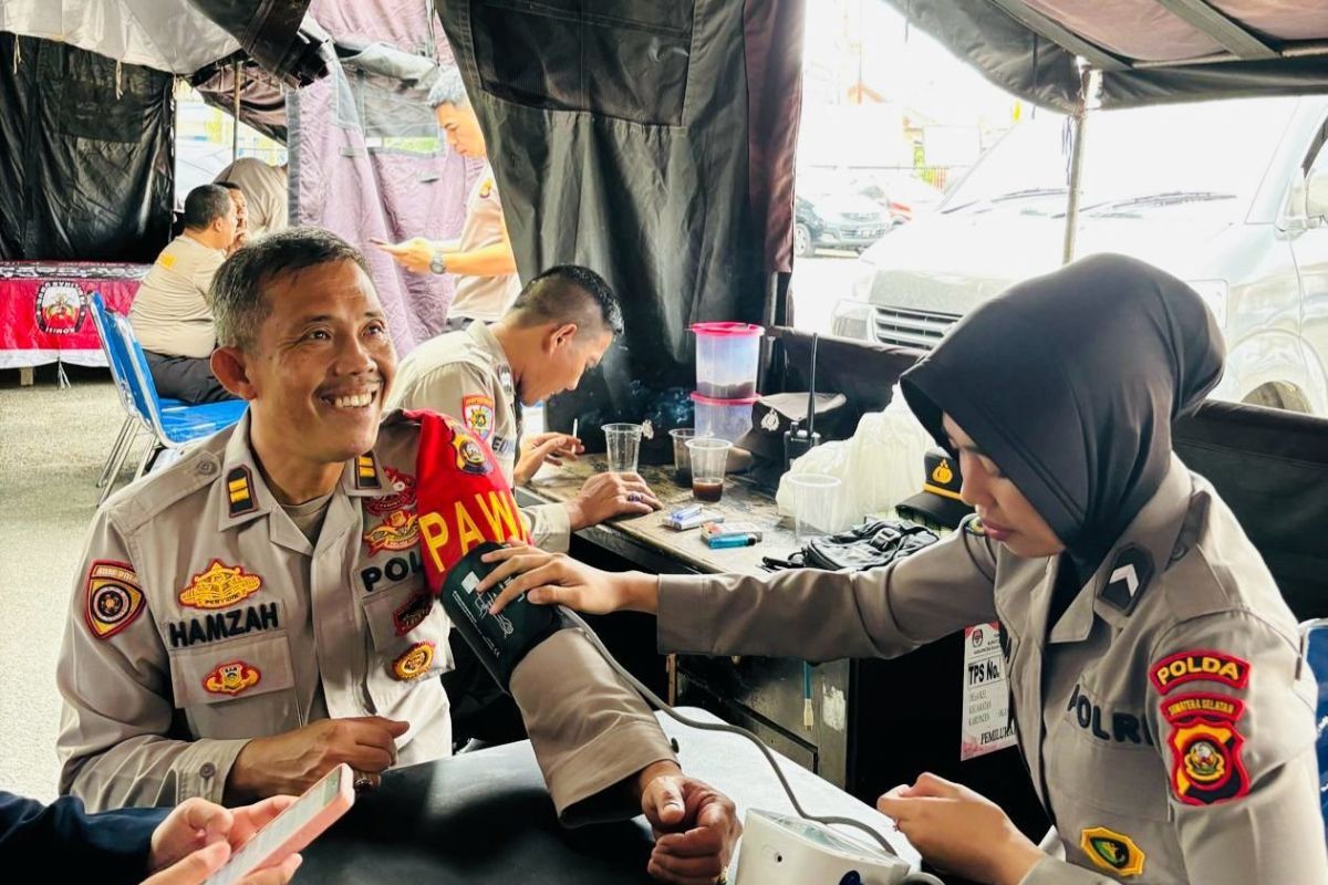 Tim Dokkes Polda Sumsel  beri layanan kesehatan petugas pengamanan TPS