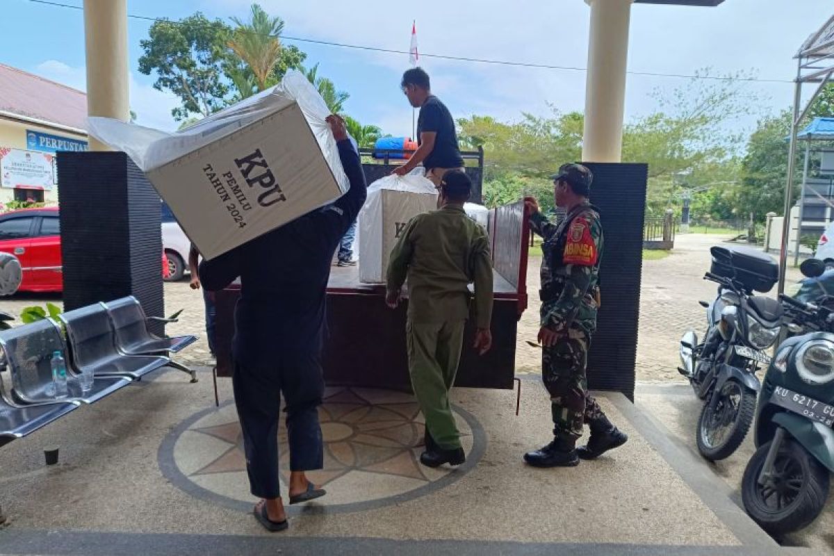Personel TNI - Polri Kawal Pengembalian Kotak Suara Pasca Pencoblosan