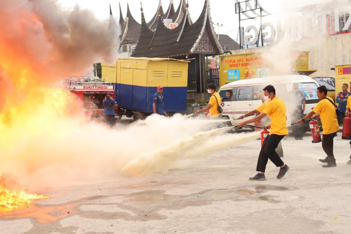 Bulan K3 Nasional 2024, PLN UID Sumbar gelar pelatihan dan simulasi pemadaman kebakaran