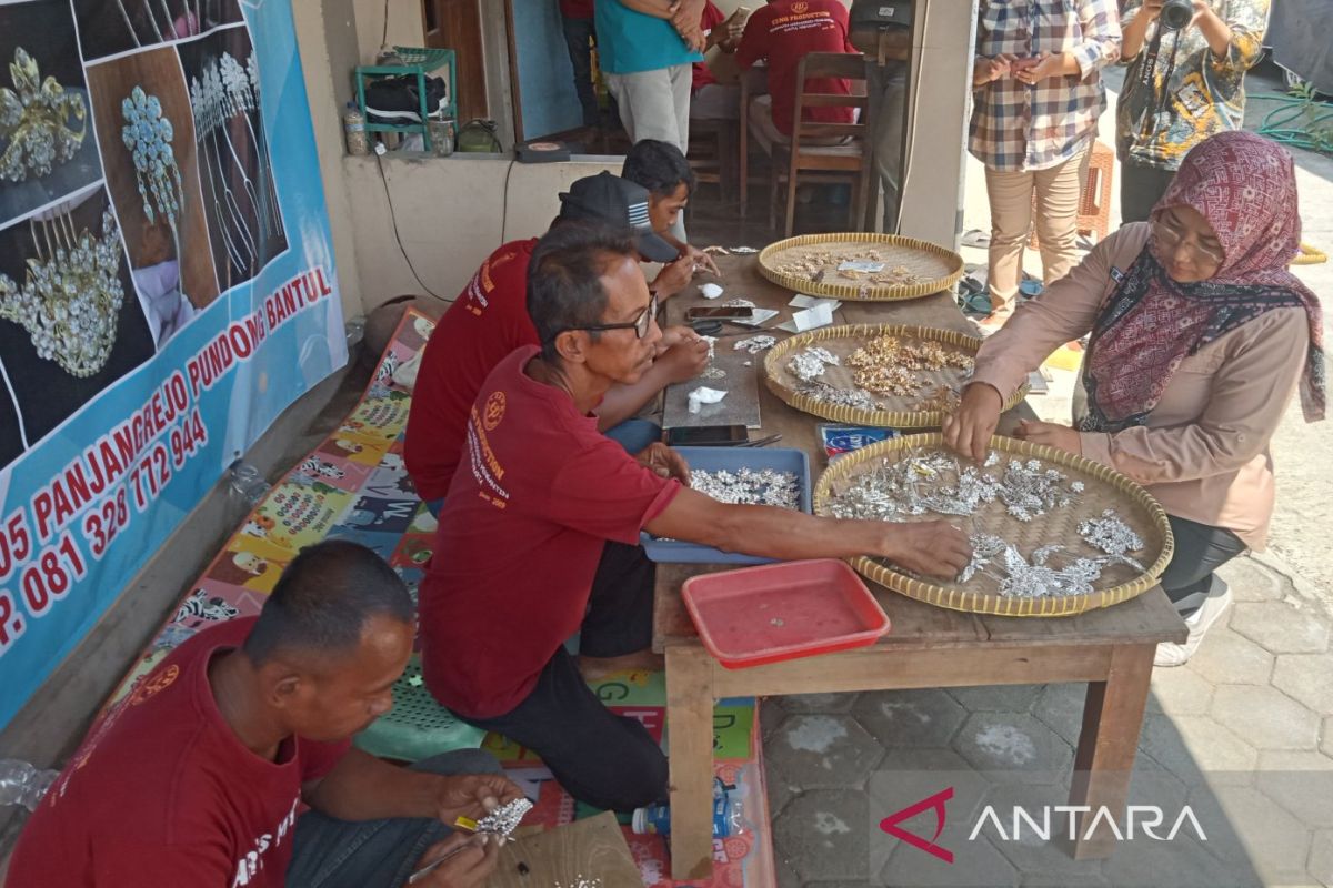 Dekranasda Bantul kunjungi kelompok perajin aksesoris untuk pelatihan
