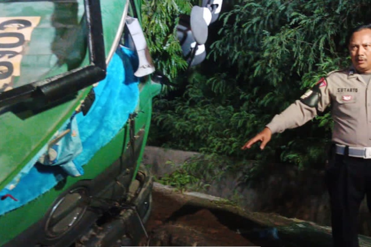 Pengemudi trailer tewas karena kendaraan terbalik di Jakarta Utara