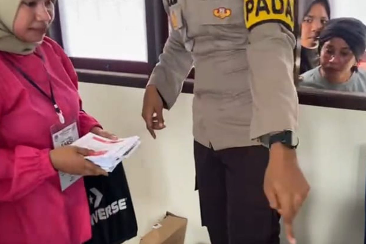 Viral wanita coblos 15 surat suara di Halbar, ini tanggapan Bawaslu