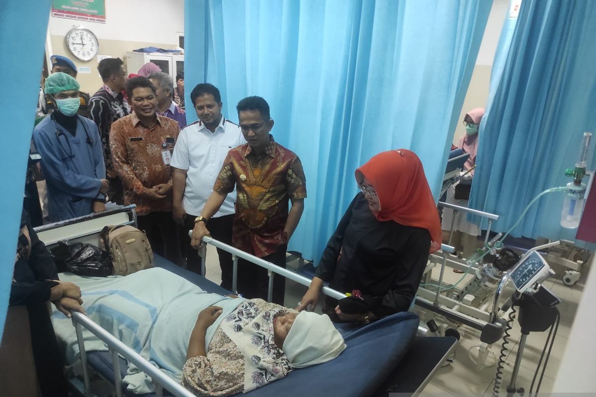 Akibat kelelahan, petugas-petugas TPS di Balikpapan dilarikan ke rumah sakit