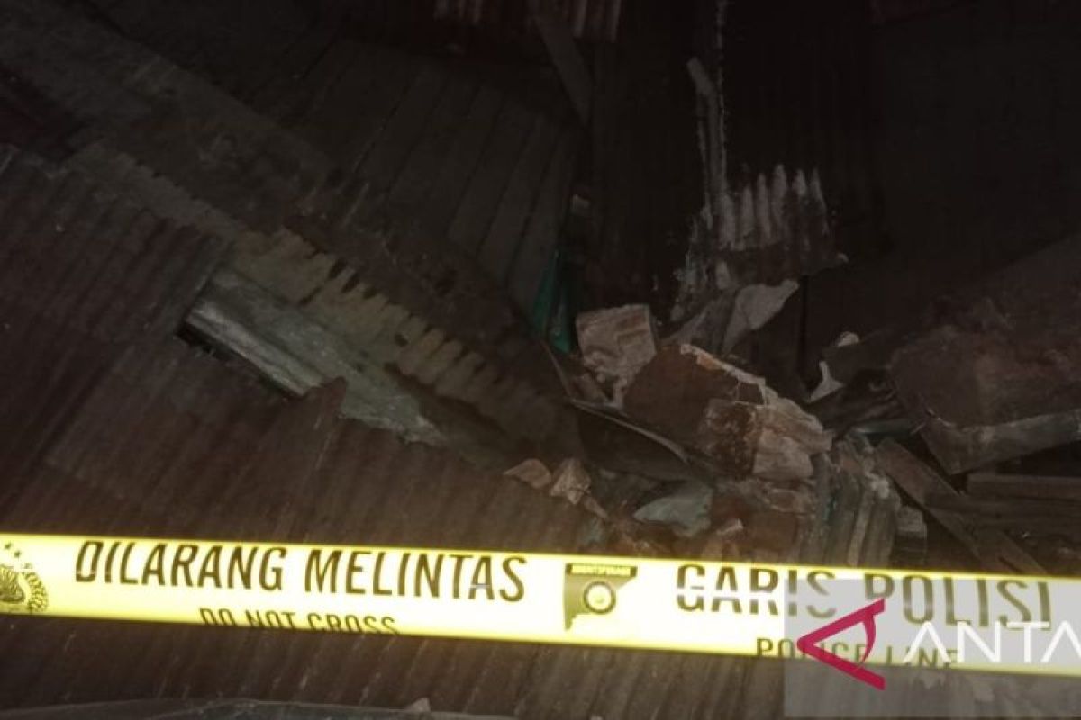 Lima orang terluka akibat sebuah rumah ambruk di Jember