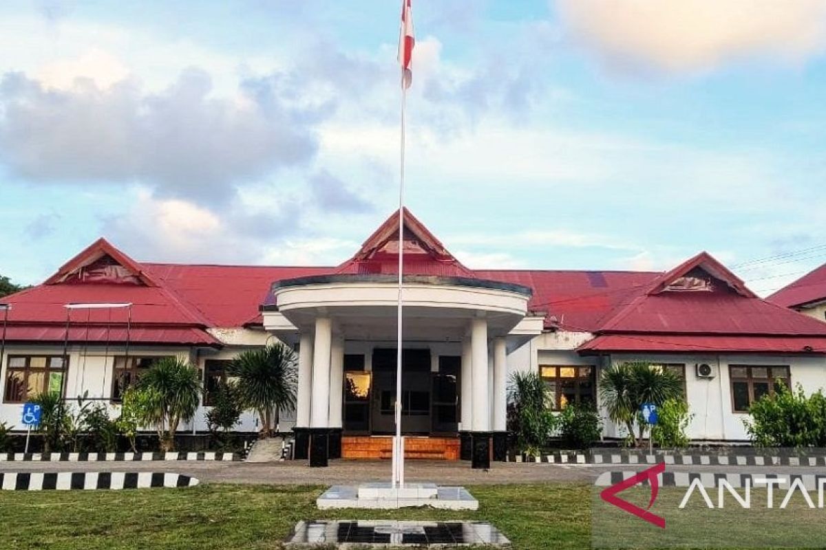 Mantan  Bupati KKT diperiksa jaksa sebagai saksi perkara korupsi