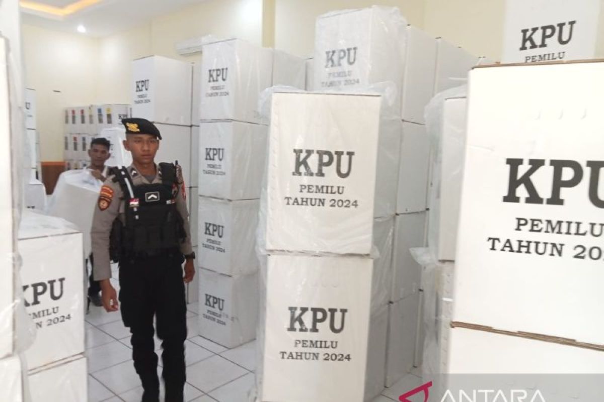 Polisi di Kalteng bantu cek kesehatan anggota KPPS usai pencoblosan