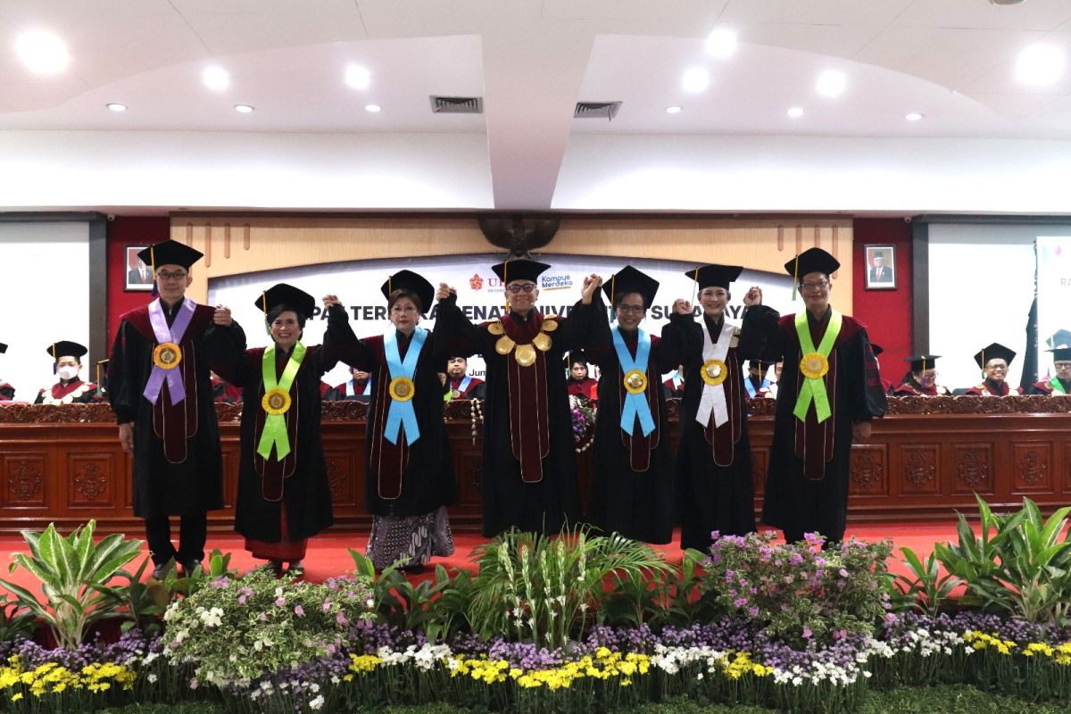 Universitas Surabaya kukuhkan enam guru besar baru  dari empat fakultas