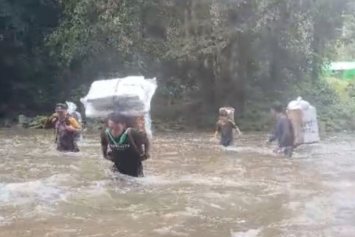 Pengawalan kotak suara di daerah terpencil Kalbar lima hari perjalanan