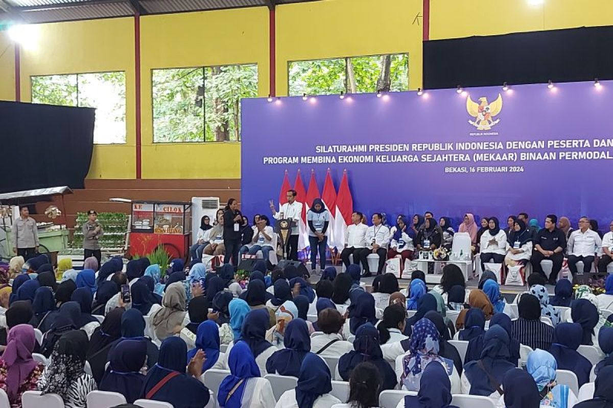 Presiden Jokowi jumpai nasabah PNM Mekaar di Kota Bekasi