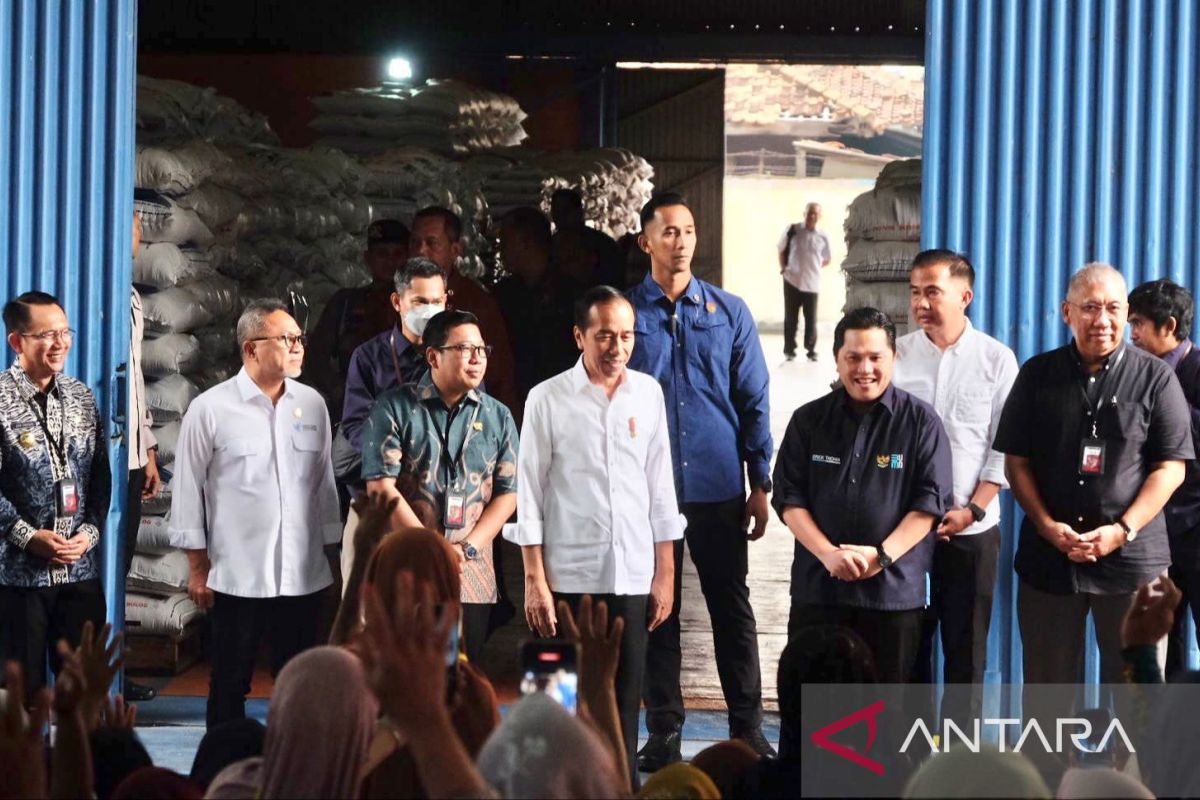 Bupati Bekasi dampingi Presiden Jokowi serahkan bantuan beras bagi KPM