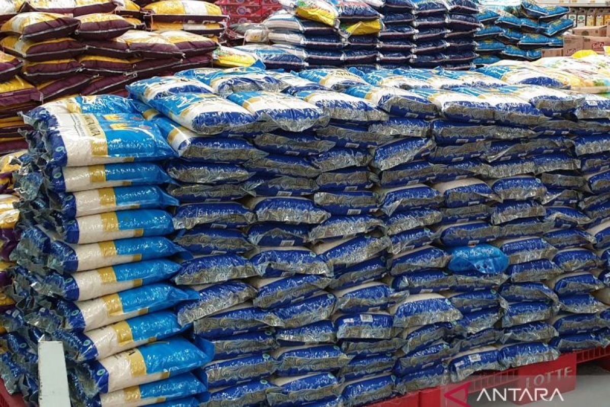 Jelang bulan puasa, Bulog salurkan bantuan pangan kepada 300 ribu warga Palembang