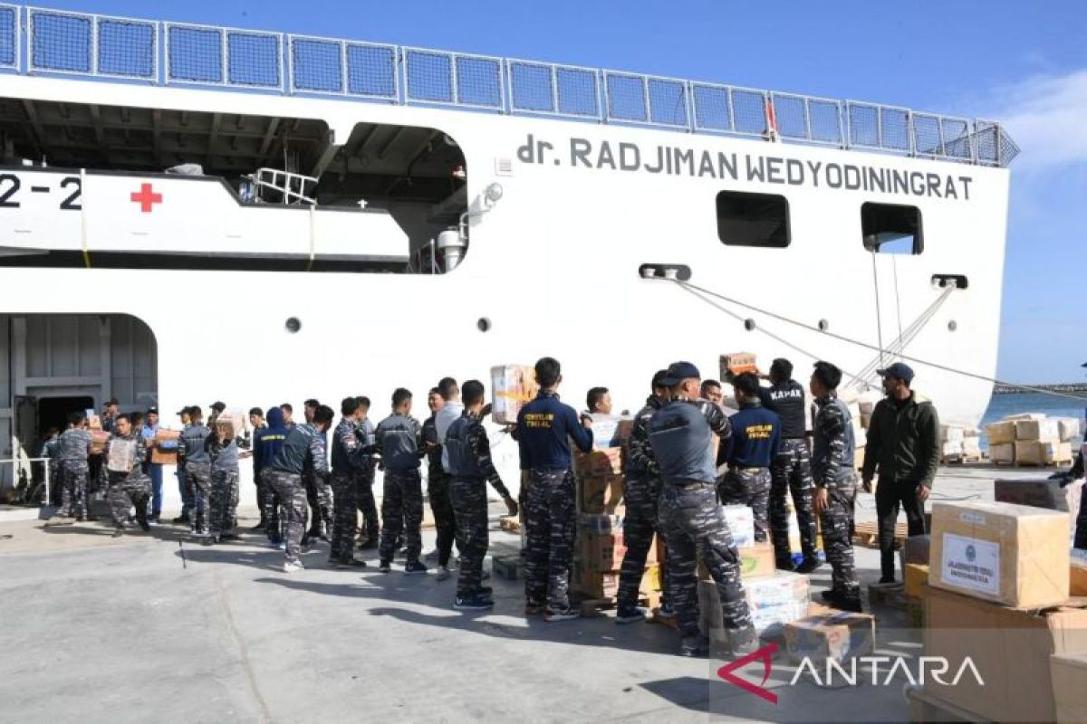 Naval ship docks in Egypt, unloads aid for Palestinians