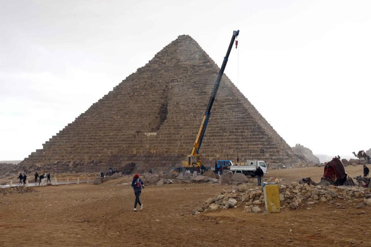 Komite peninjauan tolak rencana restorasi lapisan Piramida Menkaure