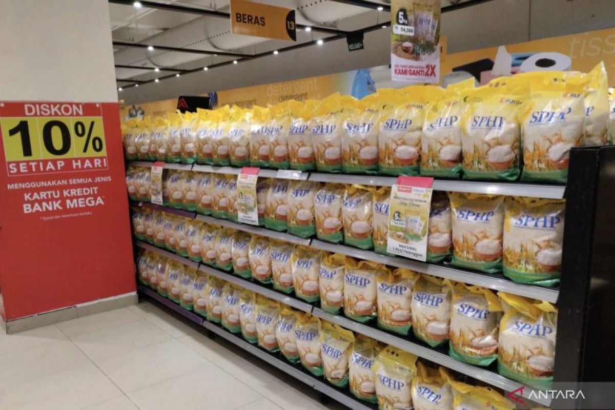 Pemkot Bandung salurkan beras SPHP ke toko ritel atasi kelangkaan