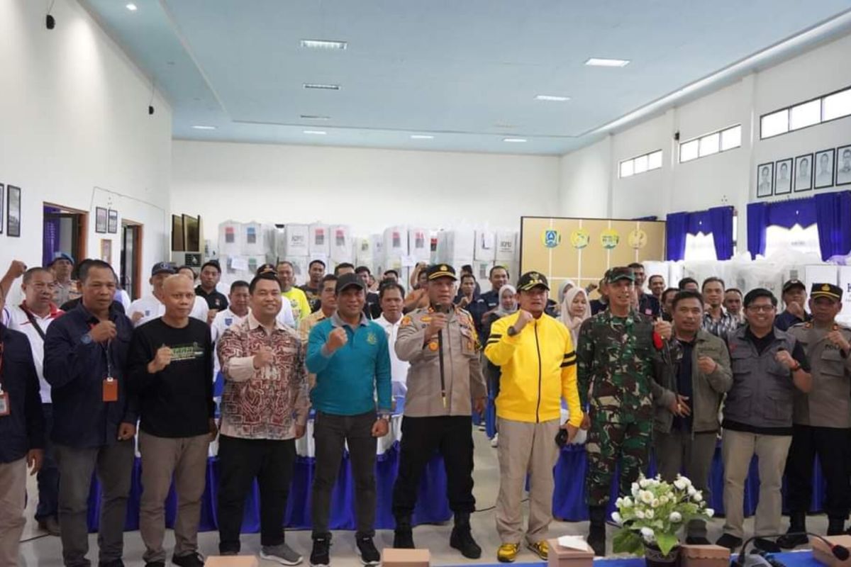 Penjabat Bupati HSS dan forkopimda monitoring rapat pleno Kecamatan Kandangan