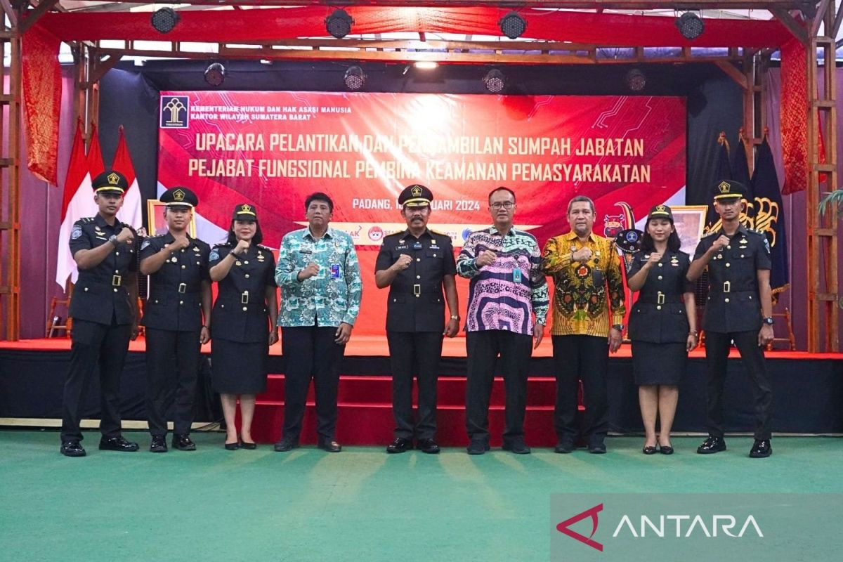 Kakanwil Kemenkumham Sumbar lantik lima Pejabat Fungsional Pembina Keamanan Pemasyarakatan