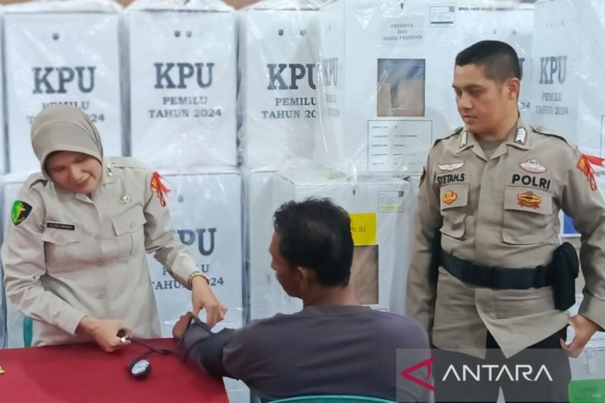 Tim medis cek kesehatan PPK dan KPPS pemilu di Bangka Selatan