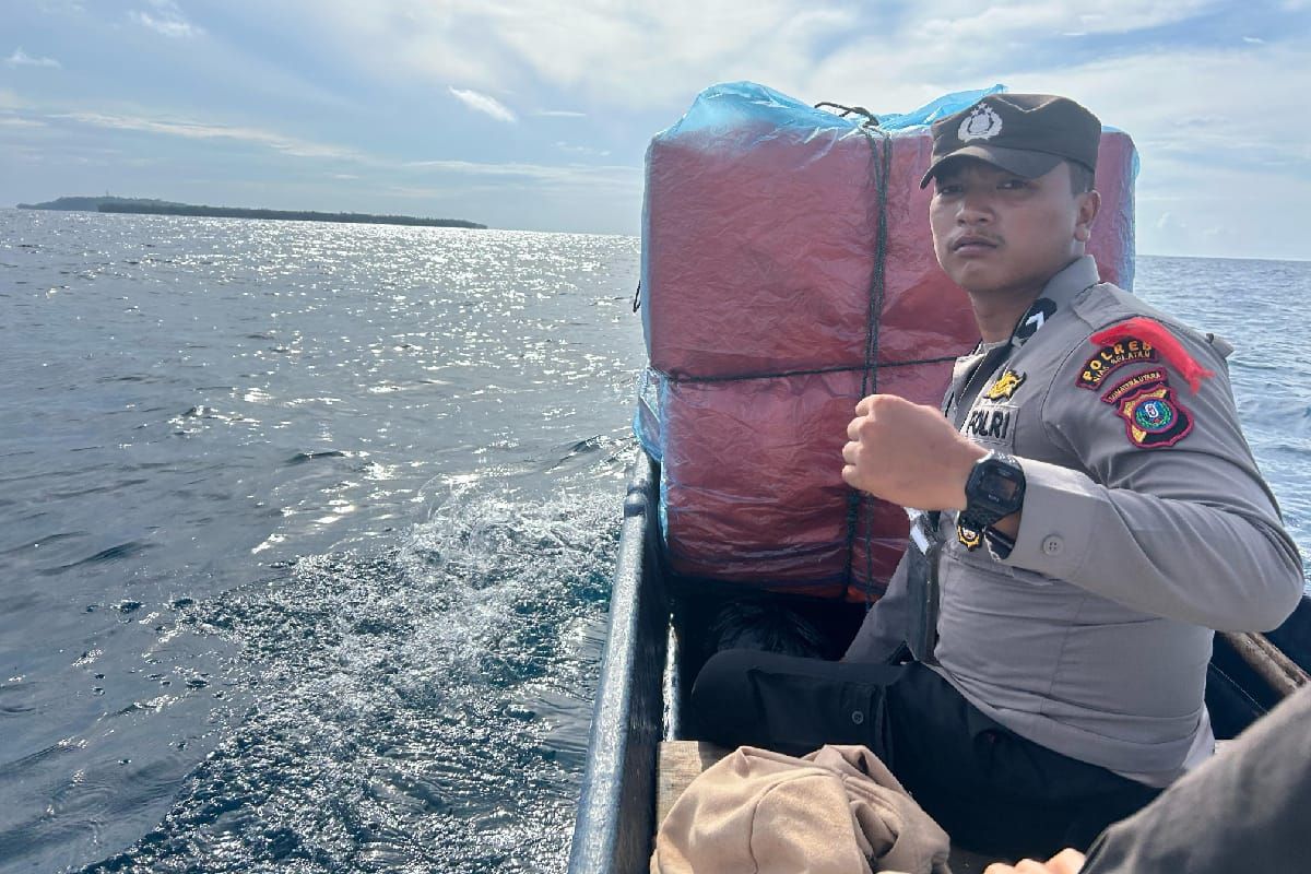 Personel bawa logistik pemilu  sempat terapung tiba di Pulau Batu Barat