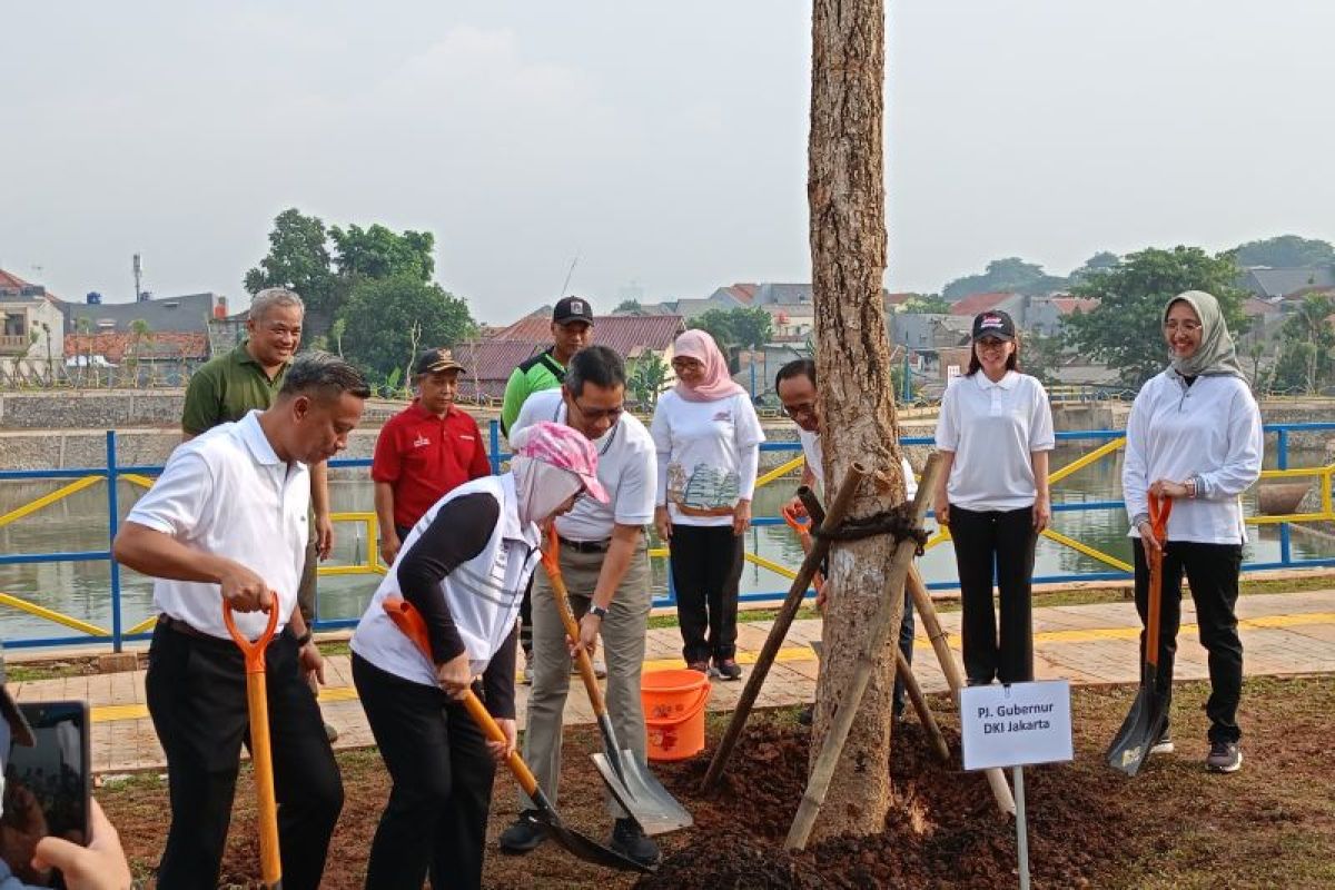 Heru bersama Kadin DKI tanam pohon dan tebar benih ikan di  Jagakarsa