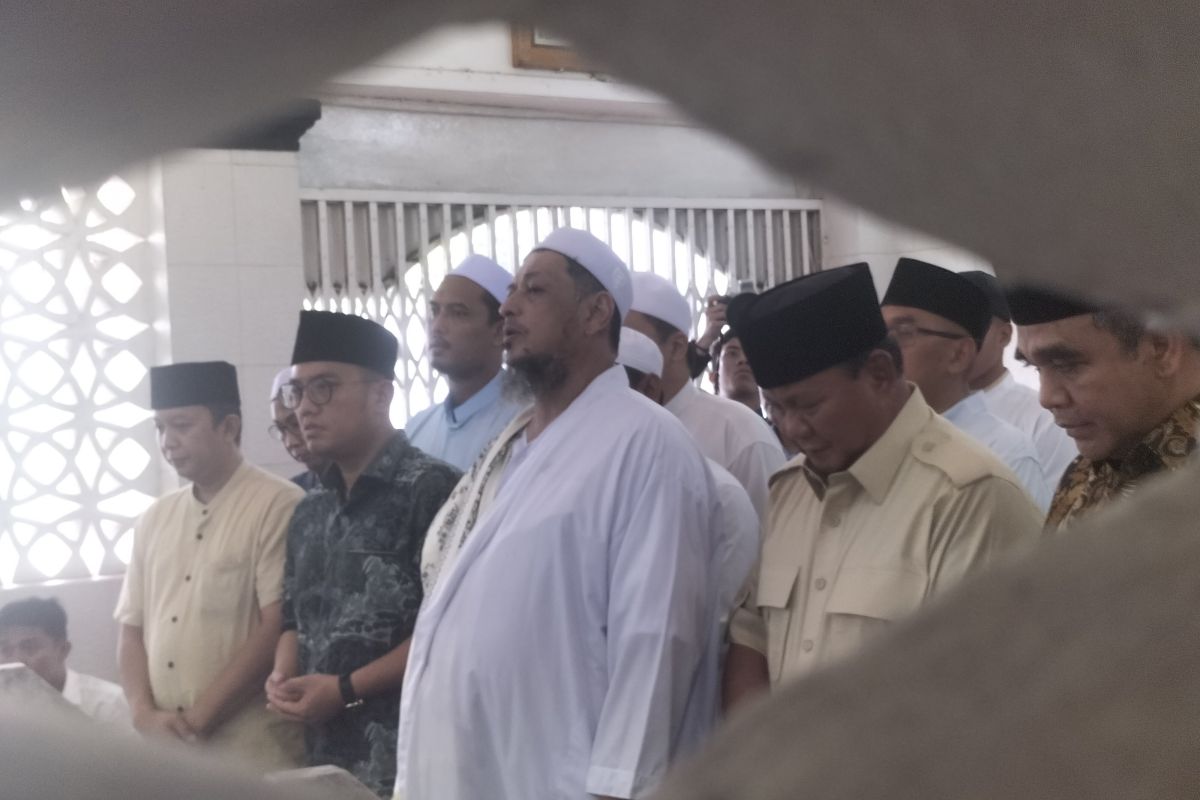 Prabowo disambut masyarakat saat ziarah ke makam Habib Ali di Kwitang