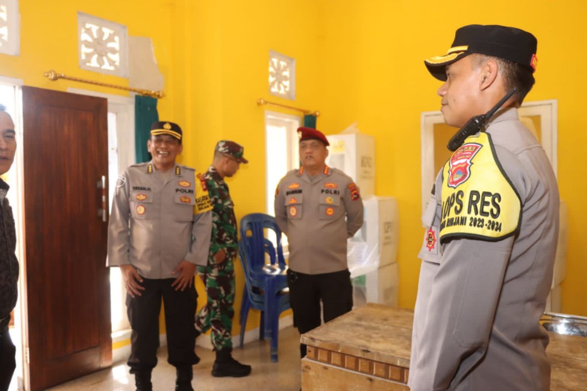 Polisi perketat pengamanan di Lombok Tengah NTB menjelang pleno kecamatan