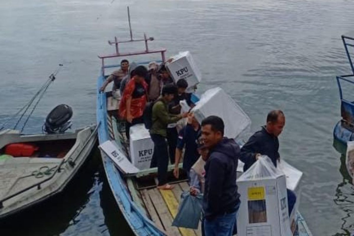 Melintasi Danau Toba amankan kotak suara