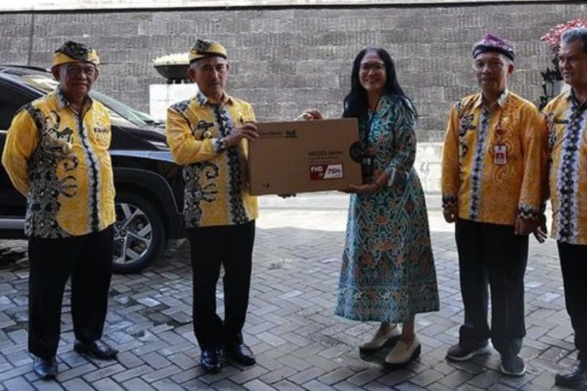 Wali kota Tarakan Menyerahkan Hibah ke Brimob dan Politeknik Bisnis Kaltara